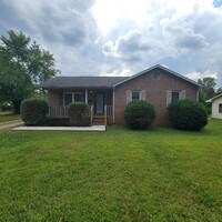 Building Photo - 3/2 Brick Home in Cookeville City Limits