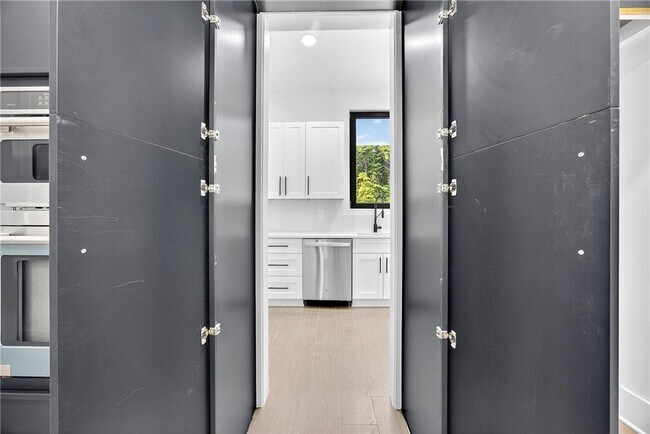 Building Photo - 127 Deer Cyn Dr