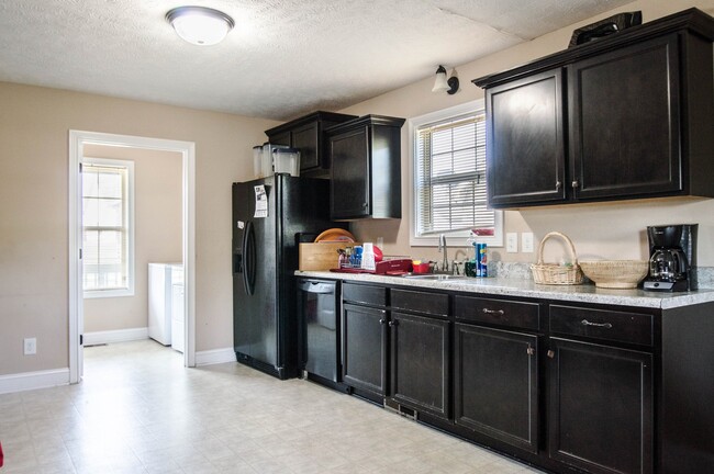 Building Photo - Pet Friendly Three Bedroom!