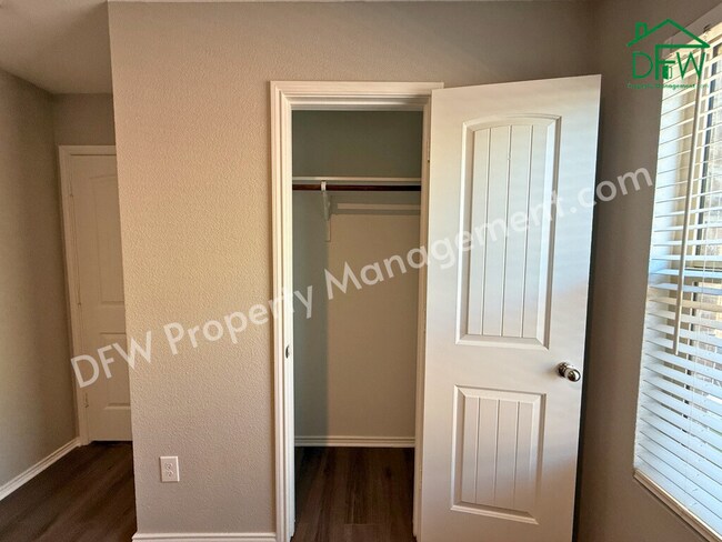 Building Photo - Modern 4-Bedroom Home with Island Kitchen & Spacious Backyard in Princeton!