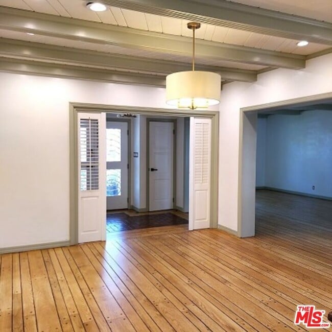 Building Photo - 341 S Rodeo Dr