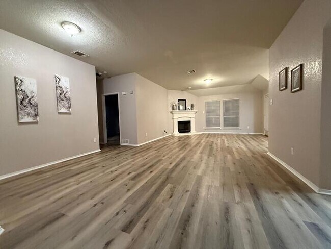 Building Photo - charming 3-bedroom, 2-bath home located in the highly sought-after Sendera Ranch community.