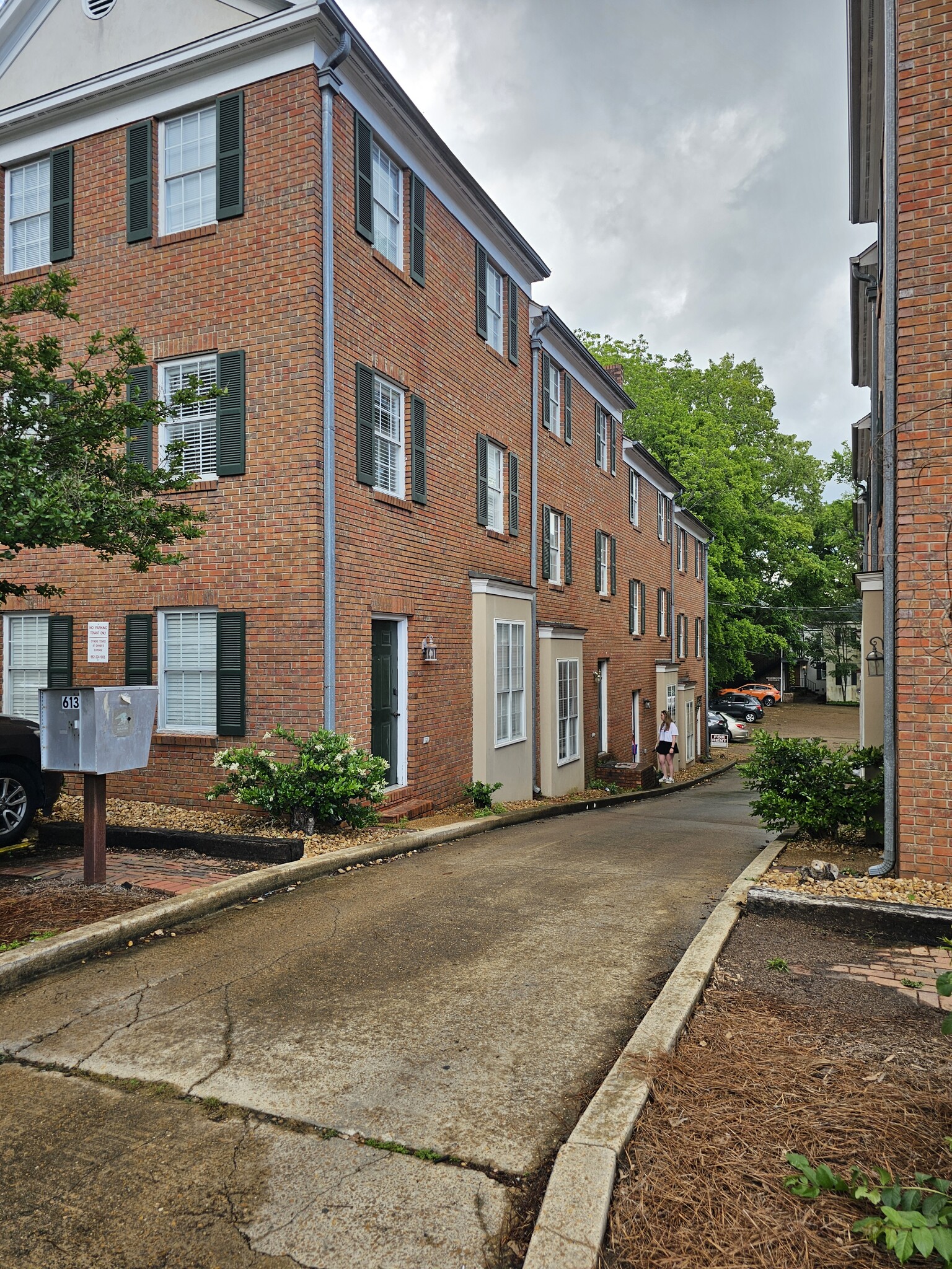 Building Photo - 613 University Dr
