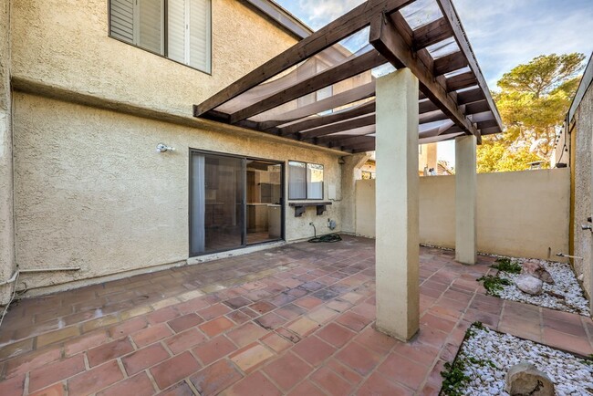 Building Photo - "Spacious 3-Bedroom Oasis with 1.5 Baths i...