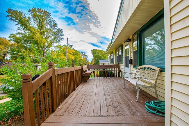 Building Photo - 3 Bedroom / 2 Bath Home with Finished Basm...