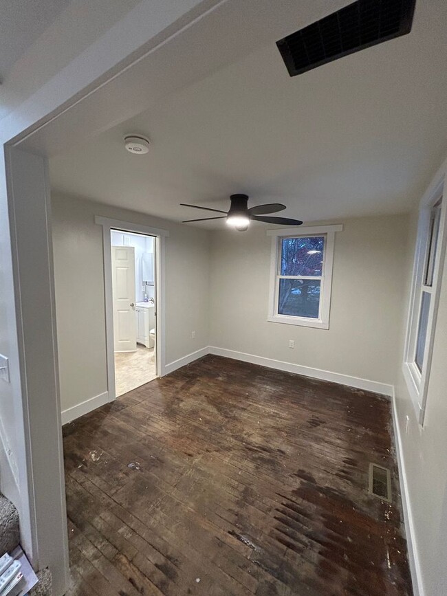 Building Photo - Renovated 2 Bedroom Home in Marietta!