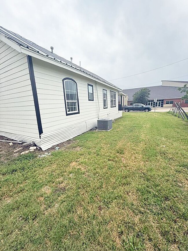 Building Photo - Nice 3 Bdrm 1 Bath Home in Gunter Texas