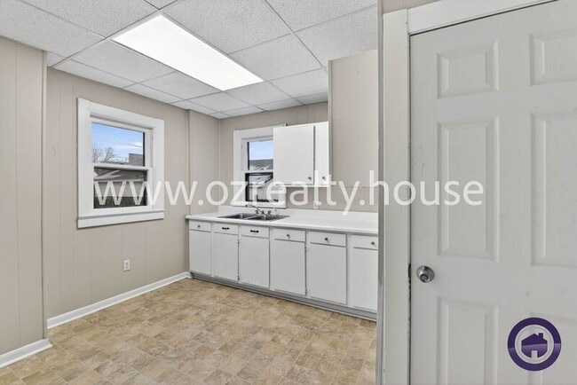 Building Photo - 3940 Vermaas Ave