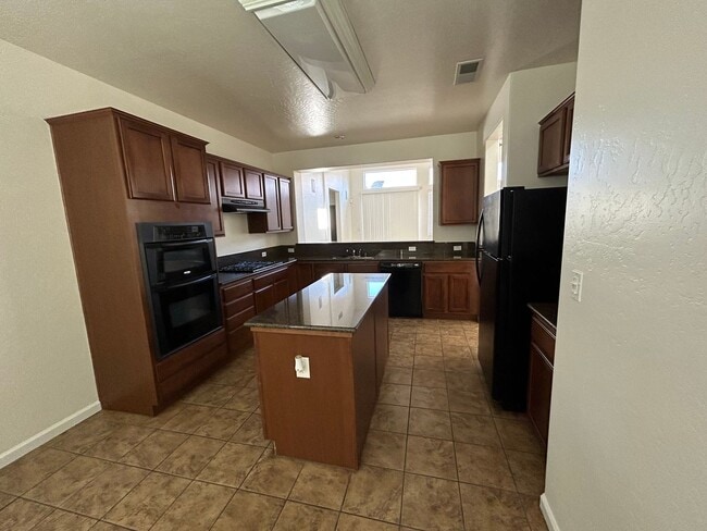 Building Photo - Beautiful & Spacious home in The Desirable...