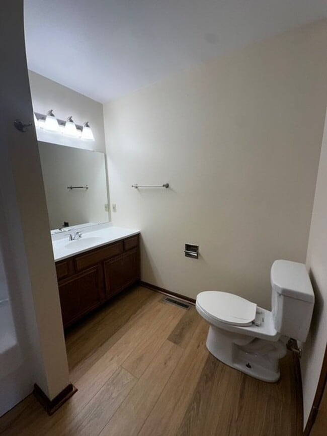 Building Photo - 3 bed/2 bath West Side Townhome