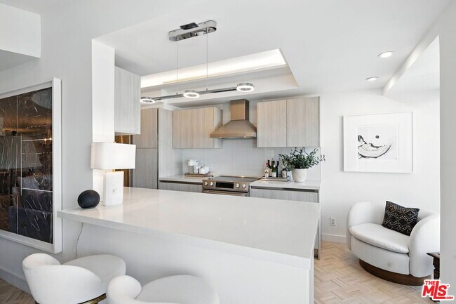 Building Photo - 838 N Doheny Dr