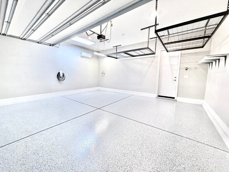 Building Photo - 2506 E Pleasant Ln