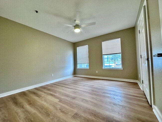Building Photo - Fully Renovated  2B/2B  Condo near Beach in the Heart of Destin!