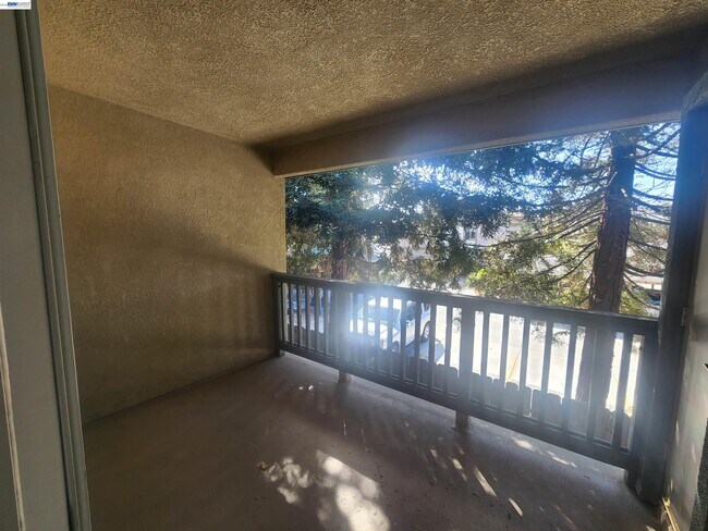 Building Photo - 252 Lansing Way