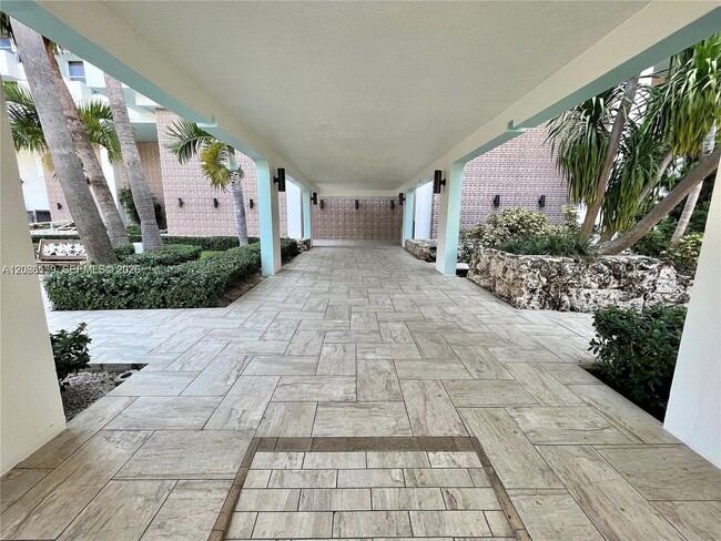 Building Photo - 2899 Collins Ave