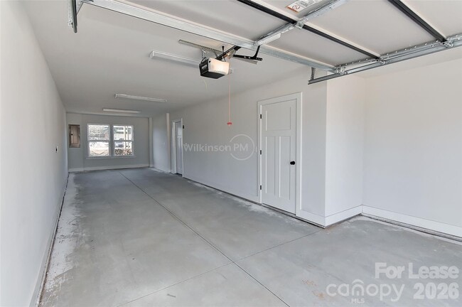 Building Photo - 2204 Northend Dr