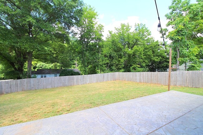 Building Photo - Modern 3-Bedroom Home with Fenced Yard & U...
