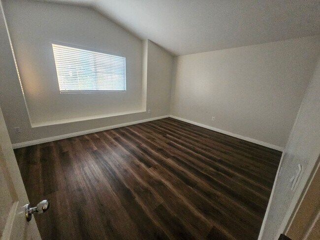Building Photo - Spacious South Corona Home!