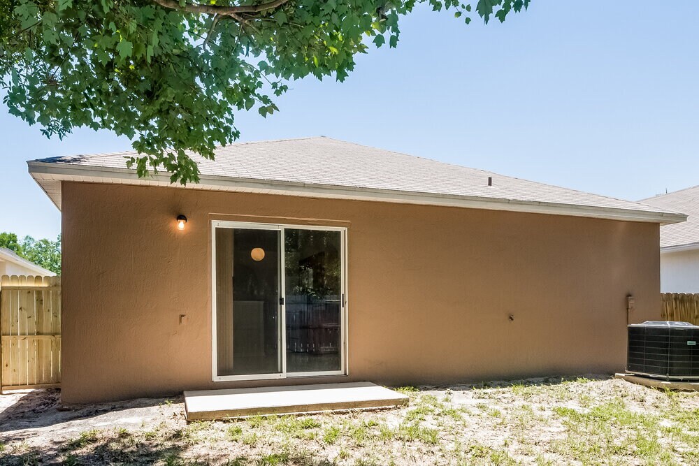 Building Photo - 8376 Oak Crossing Dr W