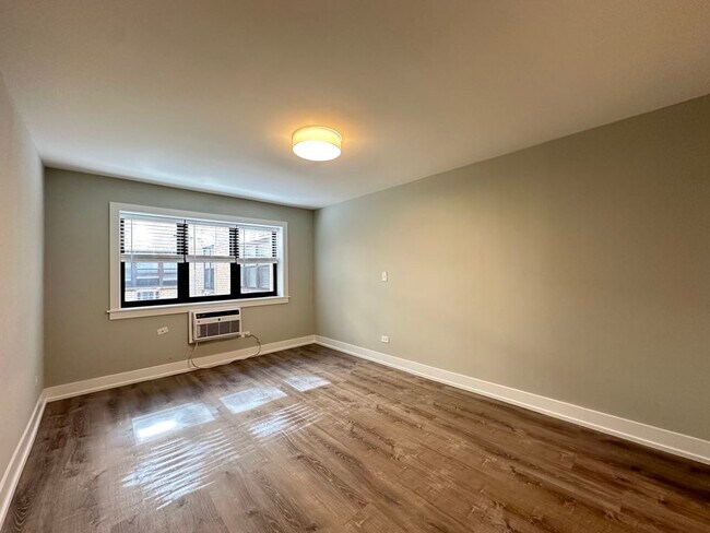 Building Photo - 448 W Barry Ave