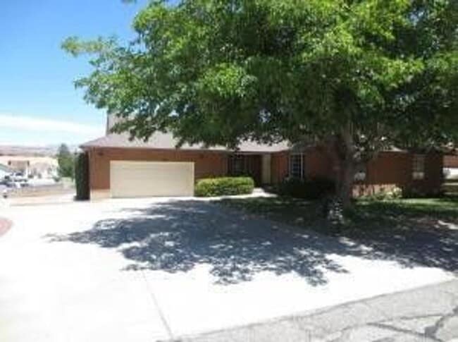 Building Photo - Amazing Home in Bloomington Hills