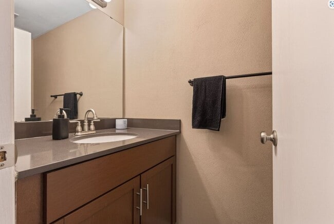 Building Photo - Rockford Townhomes East 2BR/1.5BA