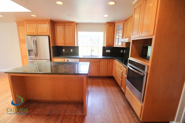 Building Photo - $4895 - Large beautiful 3/2 Home located i...