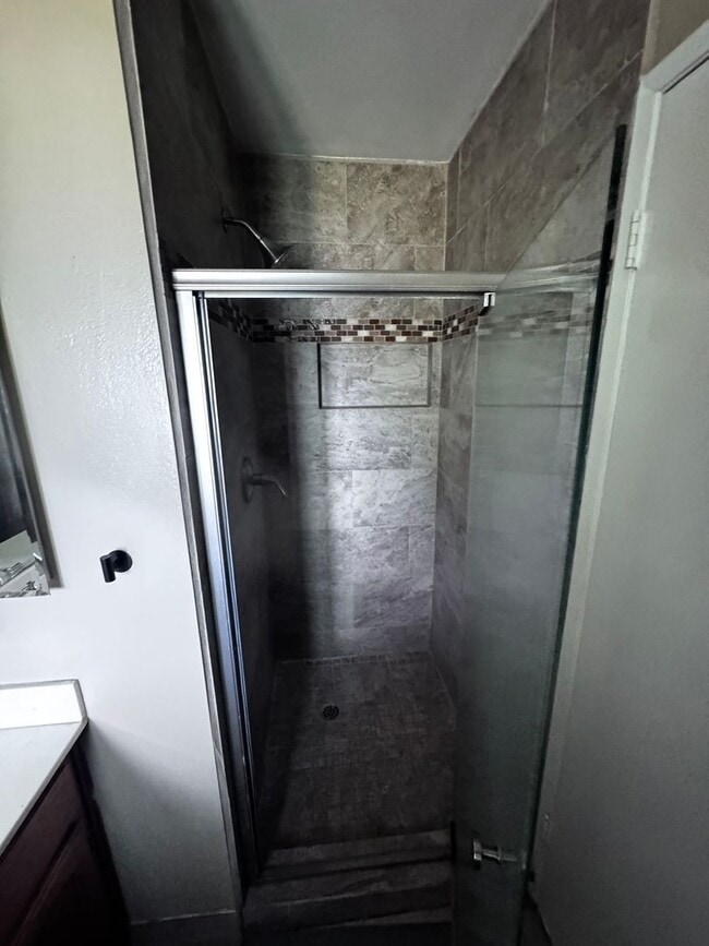 Building Photo - Beautiful 4 bed 2 baths house in a great a...
