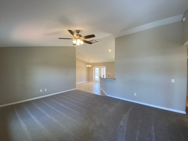 Building Photo - Desirable SE Ocala Neighborhood 3/2/2 *WON...