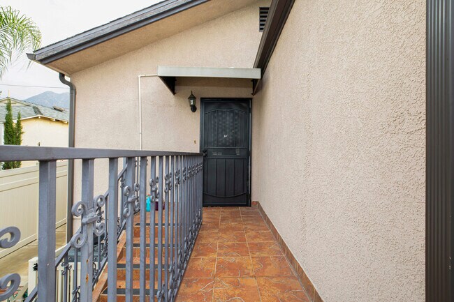 Building Photo - 10557 Helendale Ave