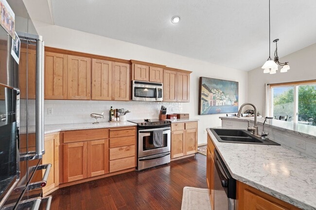 Building Photo - Beautiful 3 bedroom 2 bath Home On The Pla...