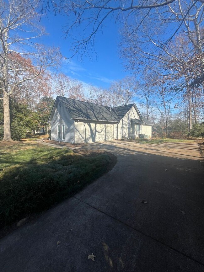 Building Photo - Beautiful 3 Bedroom 3 Bathroom Single Family Home