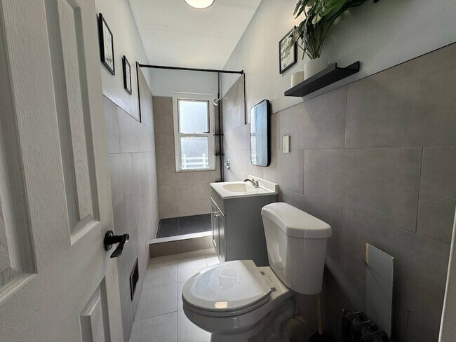 Building Photo - 1254 White Plains Rd