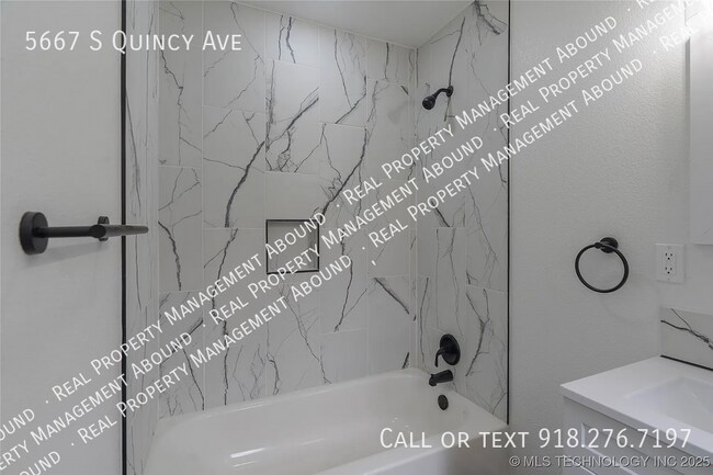 Building Photo - 5667 S Quincy Ave