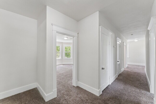 Building Photo - Welcome home to this stunning, light-filled rental that truly has it all! Featuring huge living s...