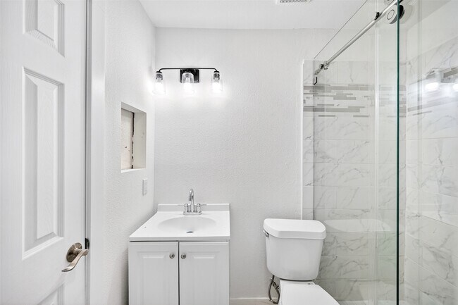 Building Photo - 13815 Bay Gardens Dr