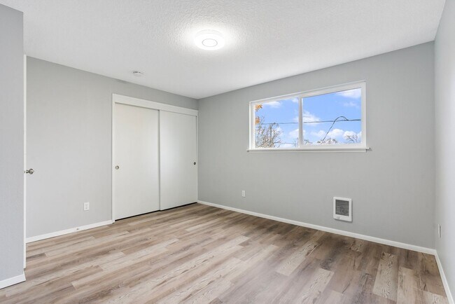 Building Photo - Charming, newly renovated West Linn apartment
