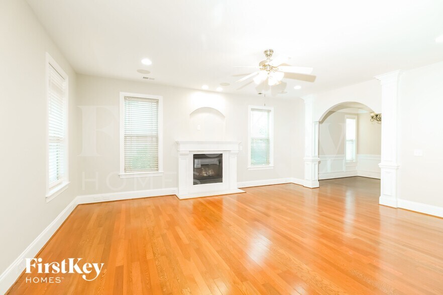 Building Photo - 3310 Lucy Dr