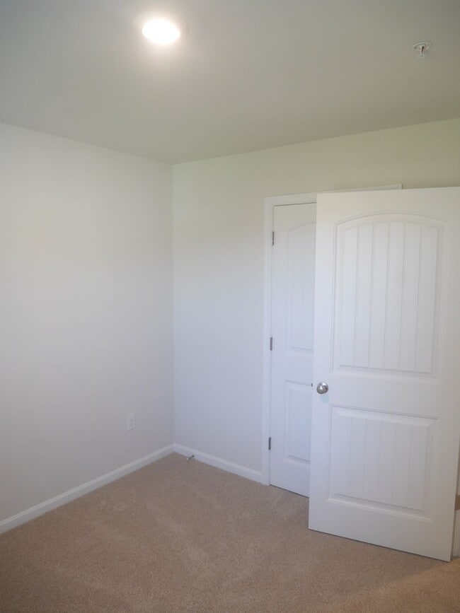 Building Photo - Modern End-Unit Townhouse in Sassafras Mea...