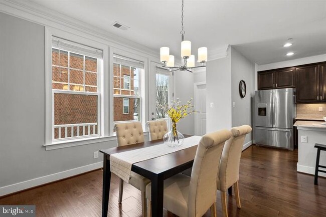 Building Photo - 722 Crown Park Ave