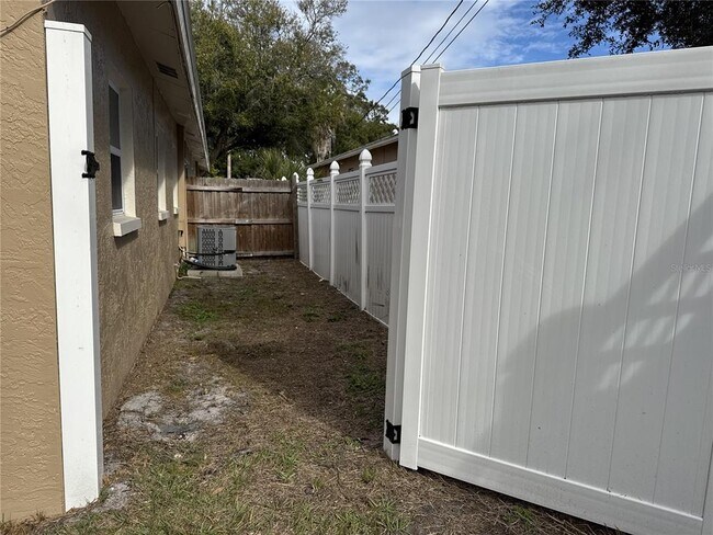 Building Photo - 3074 Brookview Ave