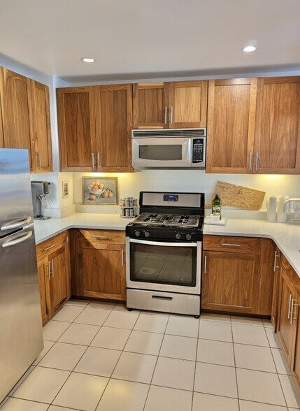 Kitchen - 20 Newport Pky