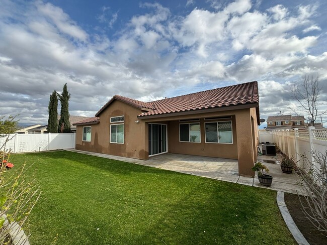 Building Photo - Beautiful 4 Bedroom / 3 Bathroom home in t...