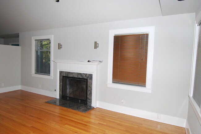 Building Photo - Pristine Craftsman in Belmont Heights!