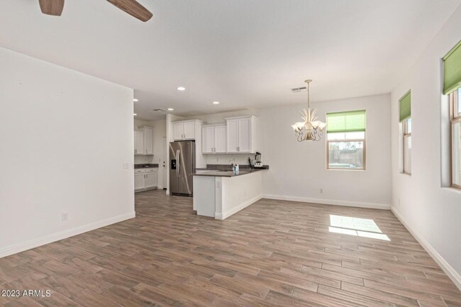 Building Photo - Gorgeous 4 bedroom, 3.5 bath w/2 car garag...