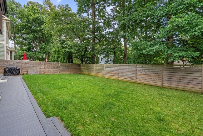 Building Photo - 5 Bed 4.5 Bath - Bethesda Contemporary Home