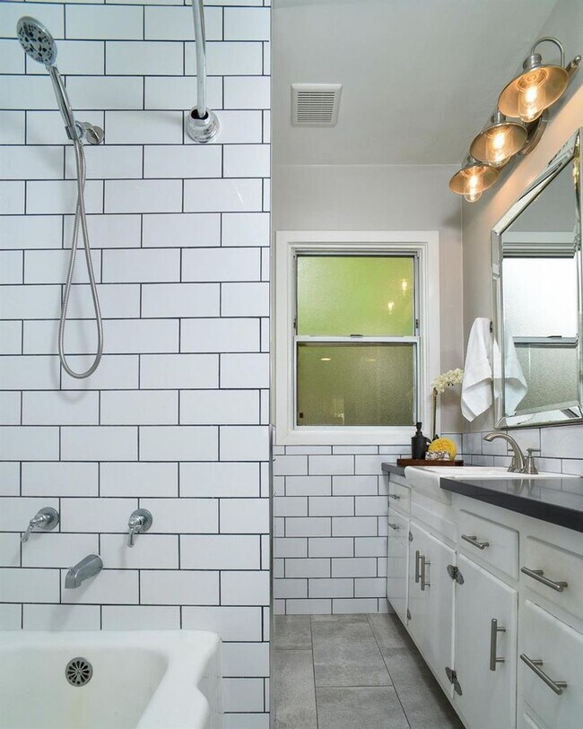 Building Photo - Remodeled 2 Bedroom Home with Yard near UC...