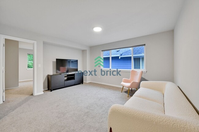 Building Photo - 4 BED & 2.5 SINGLE FAMILY HOUSE FOR RENT