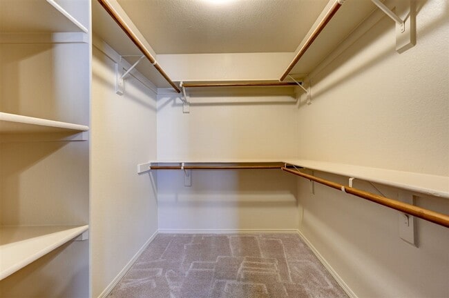 Building Photo - 4150 N Viewpoint Dr