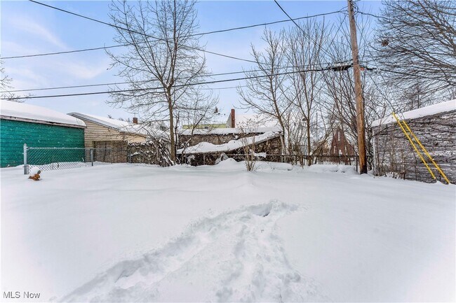 Building Photo - 15602 Walden Ave